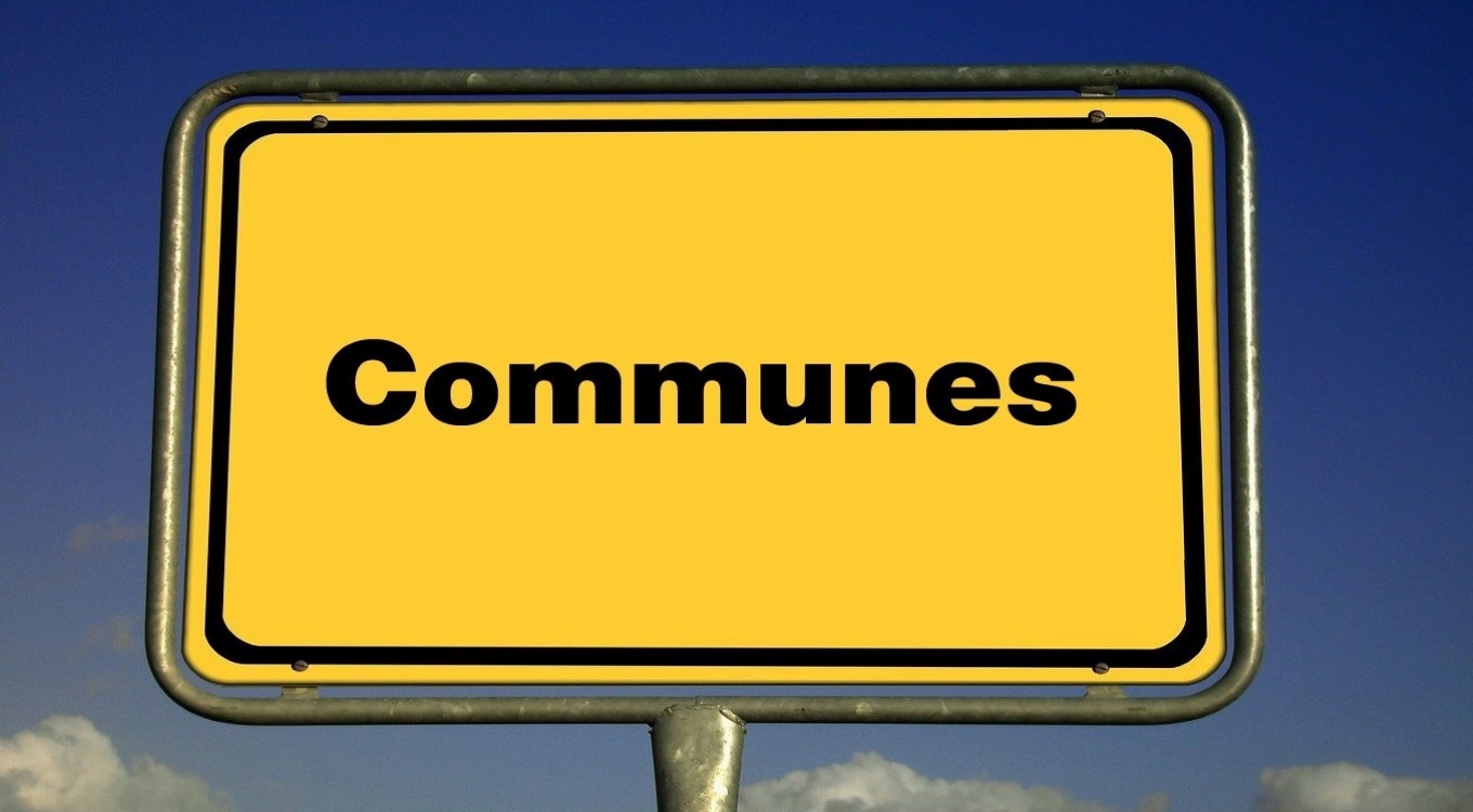 Photographie de panneau de signalisation portant le mot "communes" comme inscription