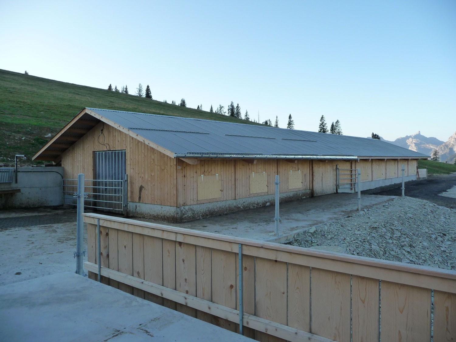 Photographie d'un bâtiment en bois avec le paysage en arrière-fond 